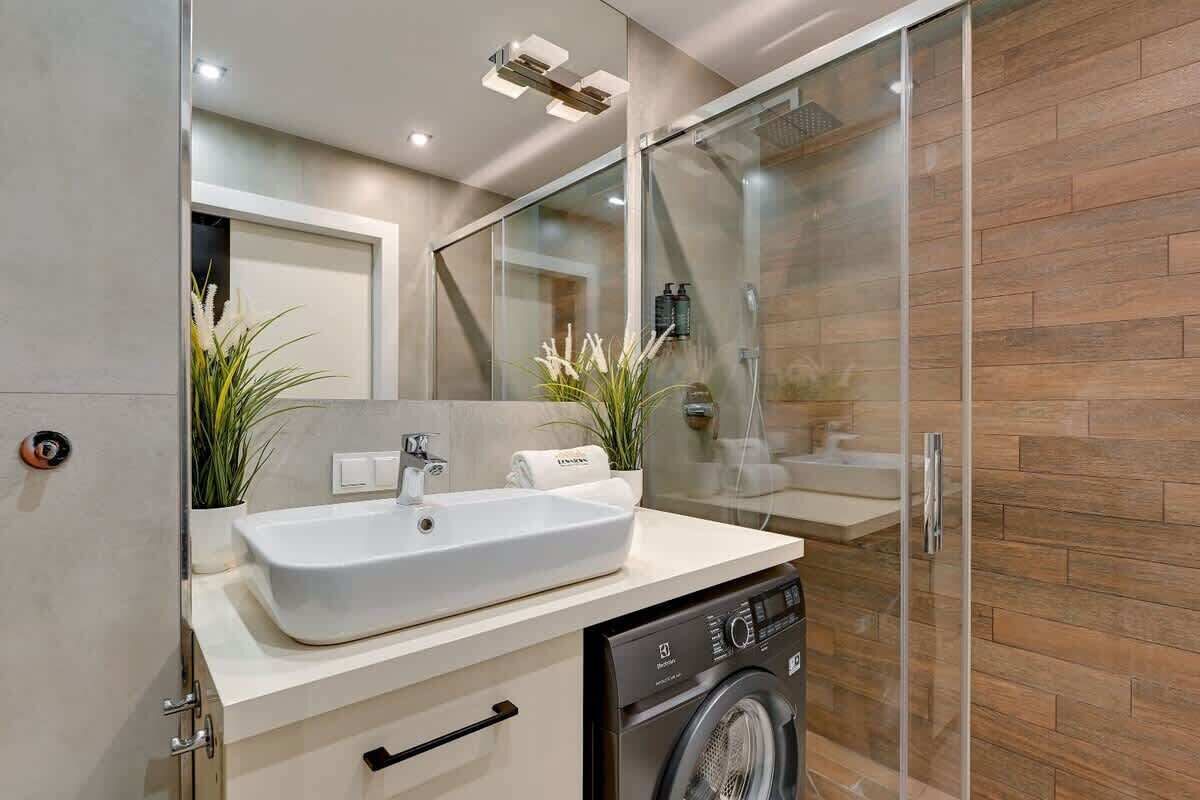 Shower, hair dryer, shampoo