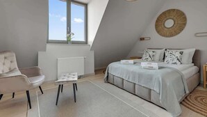 3 slaapkamers, een strijkplank/strijkijzer, reisbedje, wifi