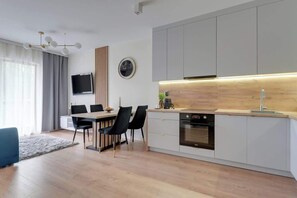 Coffee/tea maker, fridge, microwave, oven - Waterlane F12 | Spa, Pool & Gym | Riverside (Gdańsk)