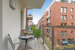 Outdoor dining - Waterlane F12 | Spa, Pool & Gym | Riverside (Gdańsk)
