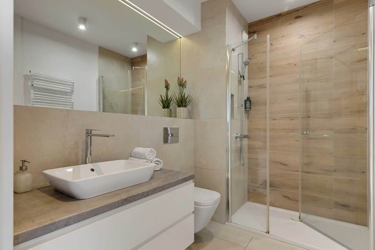 Shower, hair dryer, towels, shampoo