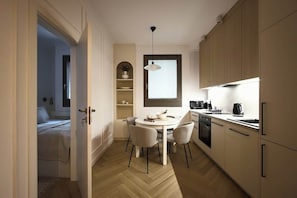 Wasserkocher mit Kaffee-/Teezubehör, Kühlschrank, Ofen, Herdplatte