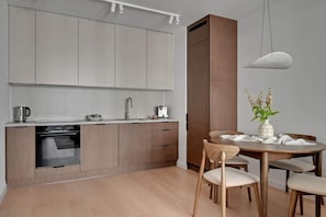 Wasserkocher mit Kaffee-/Teezubehör, Kühlschrank, Ofen, Herdplatte