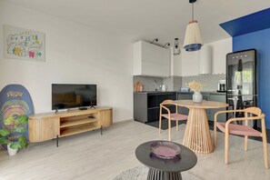 Wasserkocher mit Kaffee-/Teezubehör, Kühlschrank, Ofen, Herdplatte