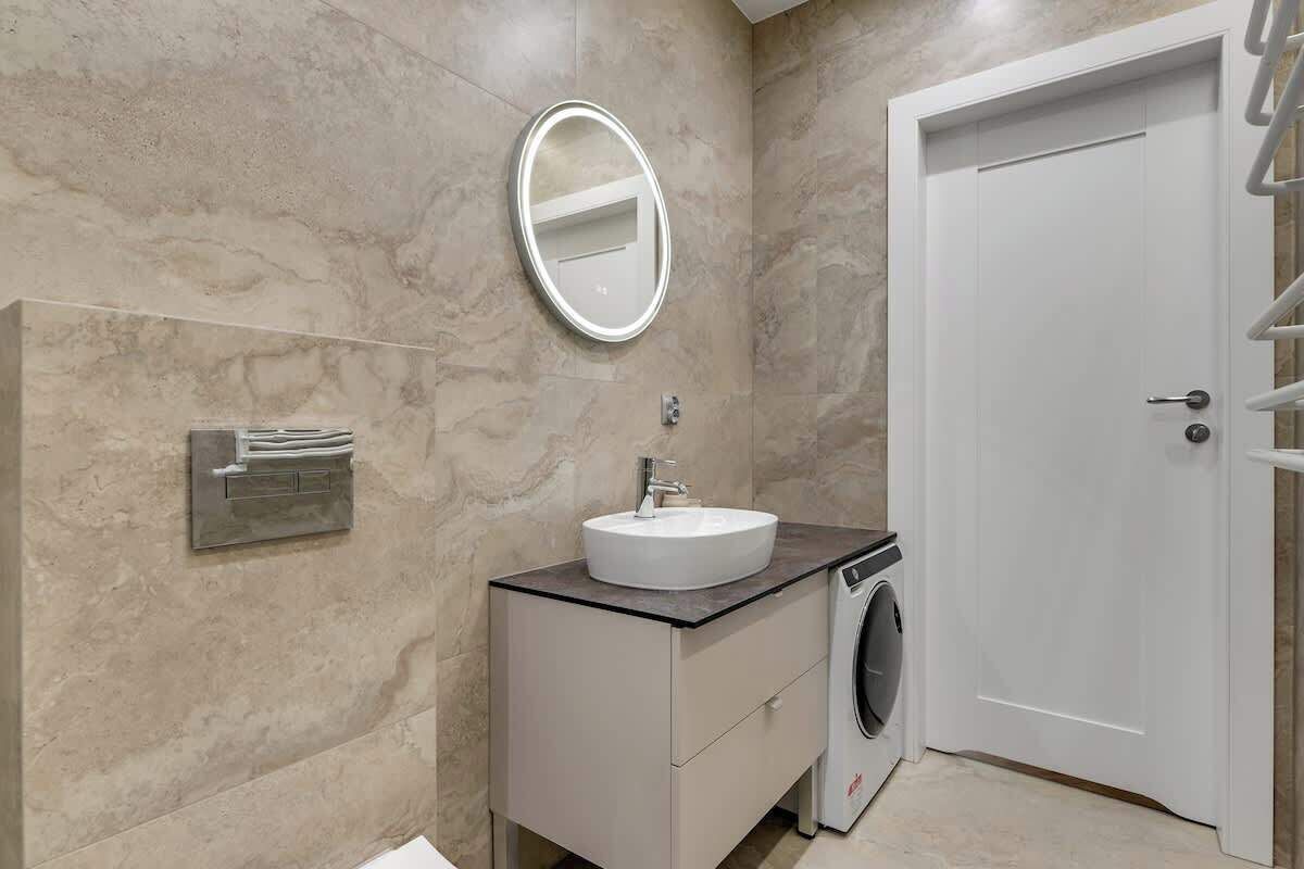Shower, hair dryer, shampoo