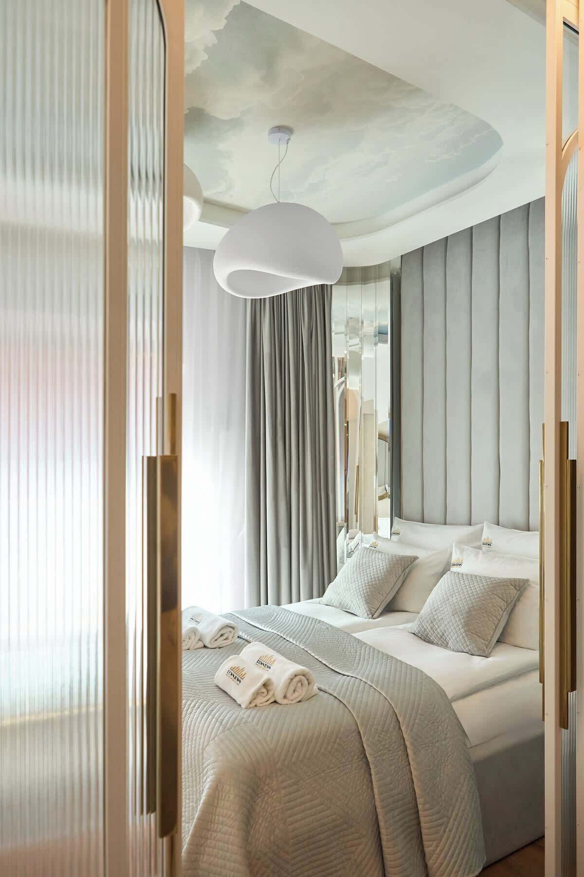 Iron/ironing board, travel crib, WiFi, bed sheets
