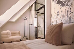 Iron/ironing board, travel cot, WiFi, bed sheets