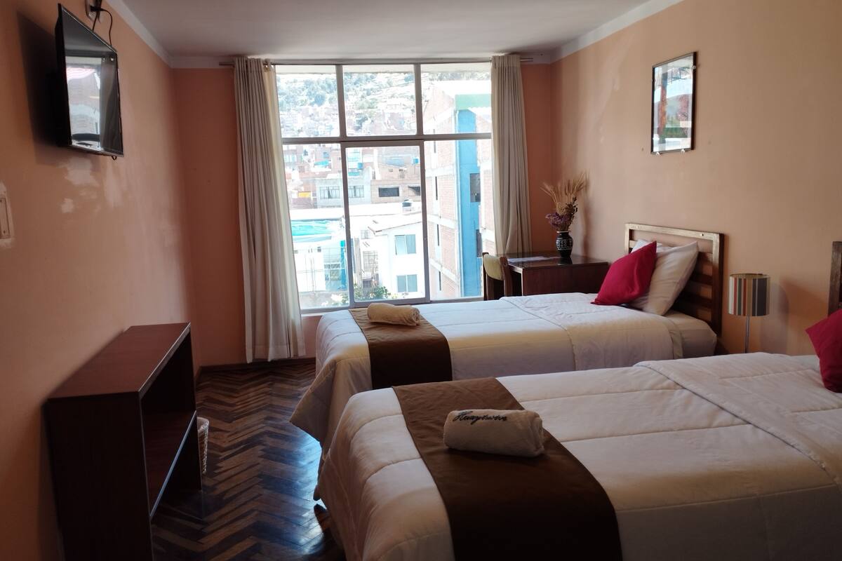 Classic Twin Room, City View | Laptop workspace