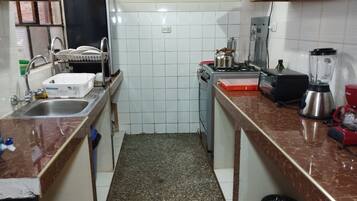 Basic Apartment, City View | Private kitchen