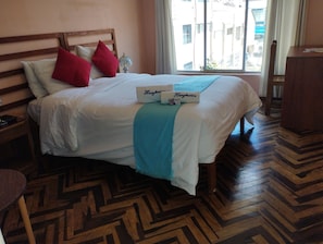 Habitación doble clásica, vista a la ciudad | Escritorio, espacio para trabajar con laptop y wifi gratis