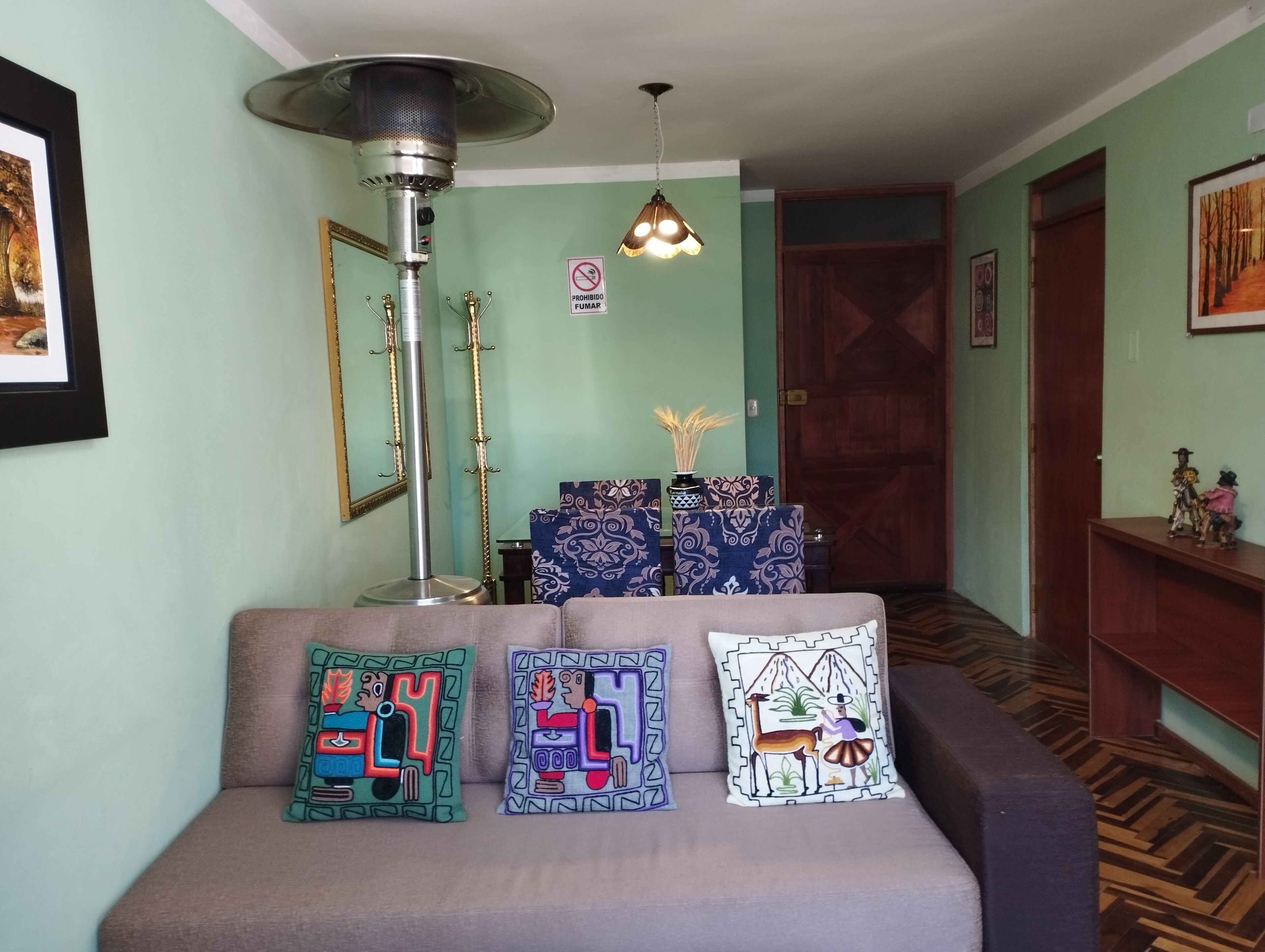 Basic Apartment, City View | Living area