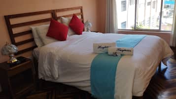 Chambre Double Classique, vue ville | Bureau, espace de travail pour ordinateur portable, Wi-Fi gratuit
