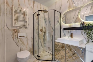 Dusche, Haartrockner, Shampoo