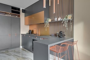 Wasserkocher mit Kaffee-/Teezubehör, Kühlschrank, Mikrowelle, Ofen