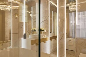 Dusche, Haartrockner, Handtücher, Shampoo