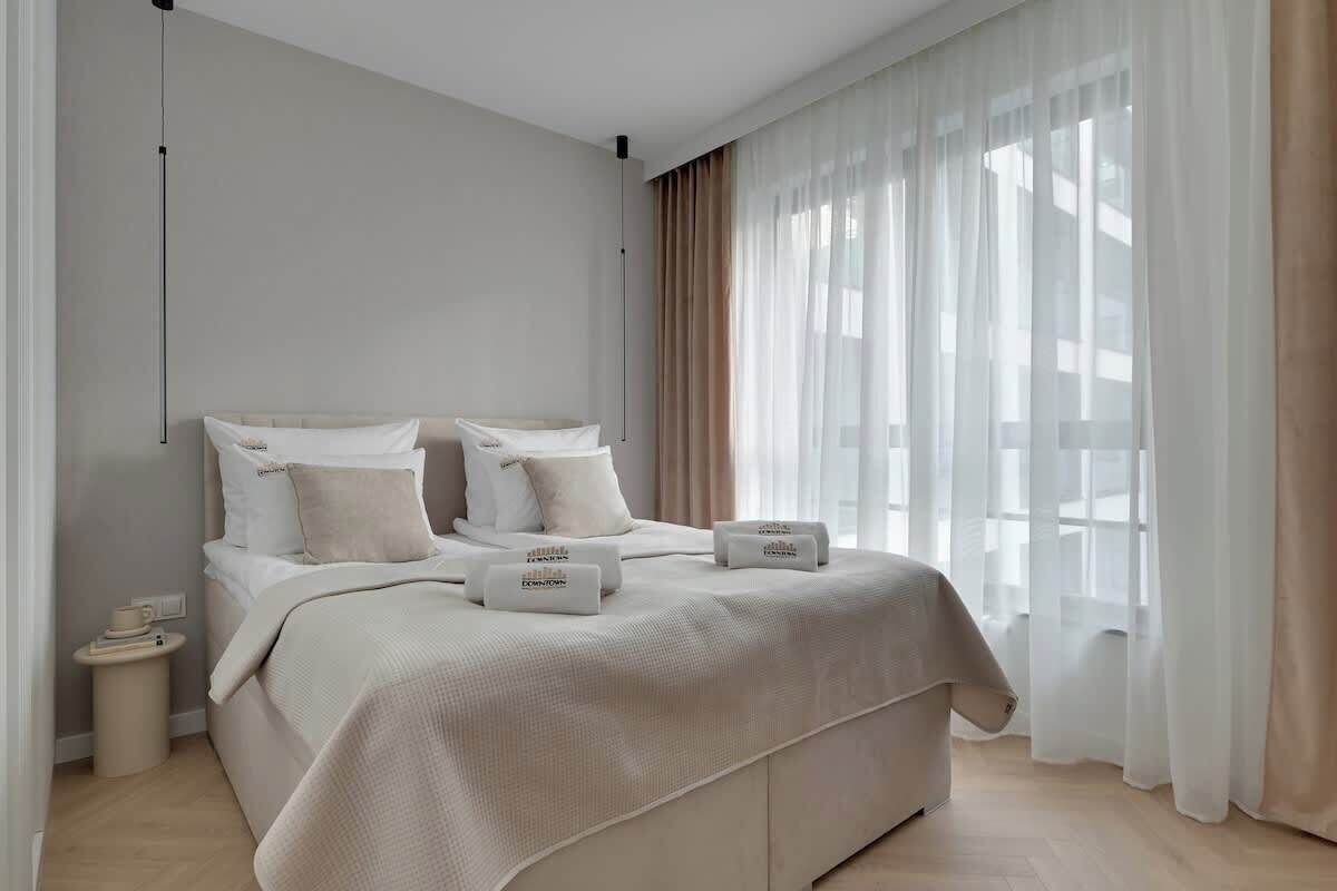 Iron/ironing board, travel crib, WiFi, bed sheets