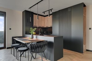 Wasserkocher mit Kaffee-/Teezubehör, Kühlschrank, Ofen, Herdplatte