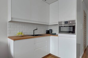 Wasserkocher mit Kaffee-/Teezubehör, Kühlschrank, Mikrowelle, Herdplatte