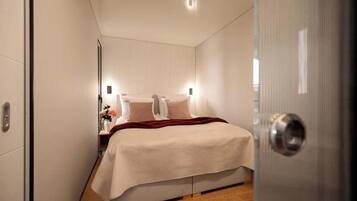 Tabla de planchar con plancha, cuna de viaje, wifi y ropa de cama