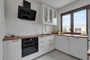 Wasserkocher mit Kaffee-/Teezubehör, Kühlschrank, Mikrowelle, Ofen