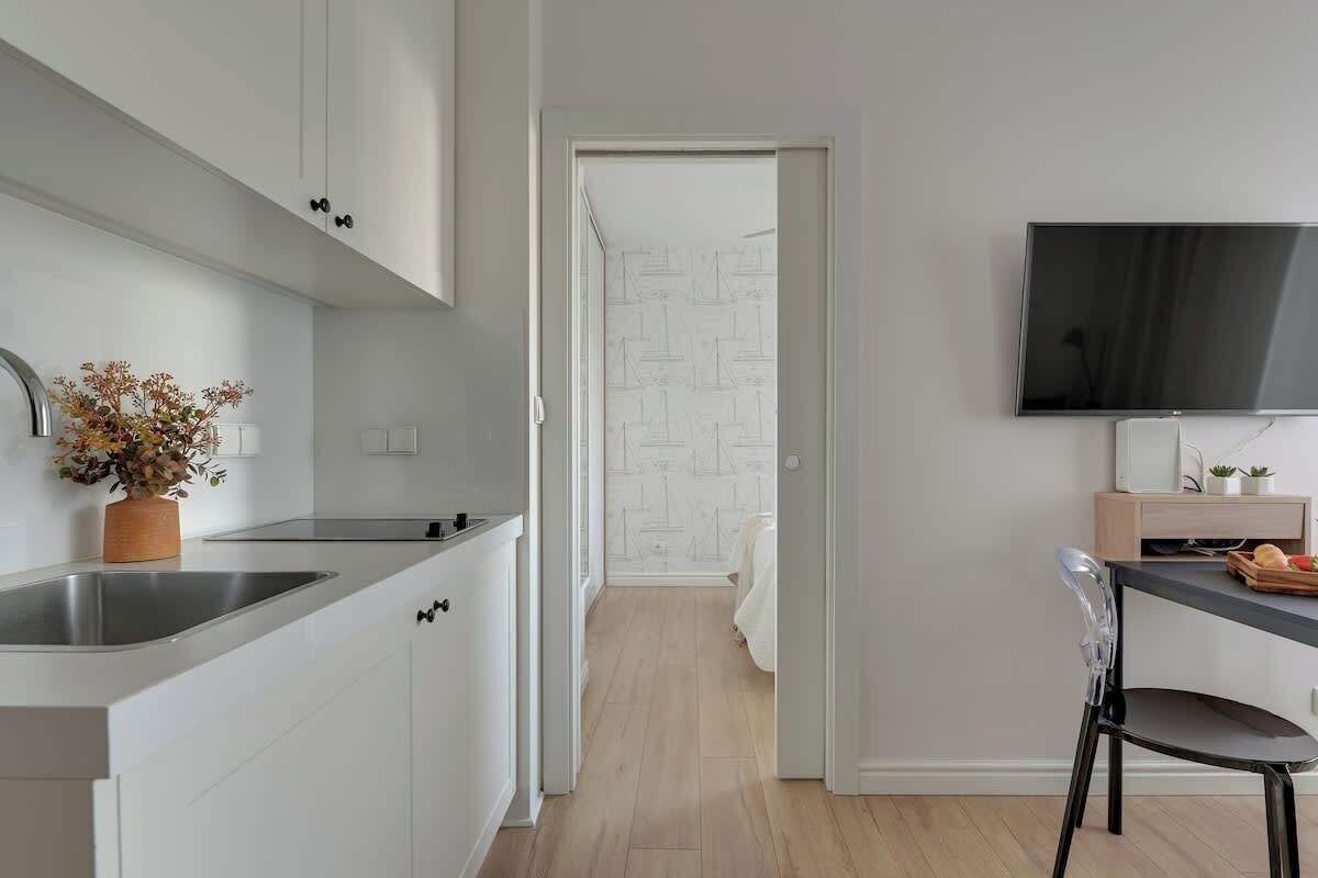 Iron/ironing board, travel crib, WiFi, bed sheets