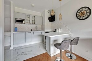 Wasserkocher mit Kaffee-/Teezubehör, Kühlschrank, Mikrowelle, Ofen