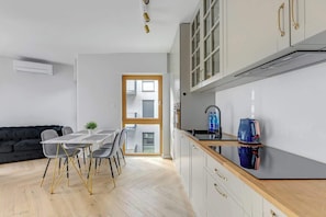 Wasserkocher mit Kaffee-/Teezubehör, Kühlschrank, Ofen, Herdplatte