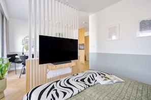 Bügeleisen/Bügelbrett, Reisekinderbett, WLAN