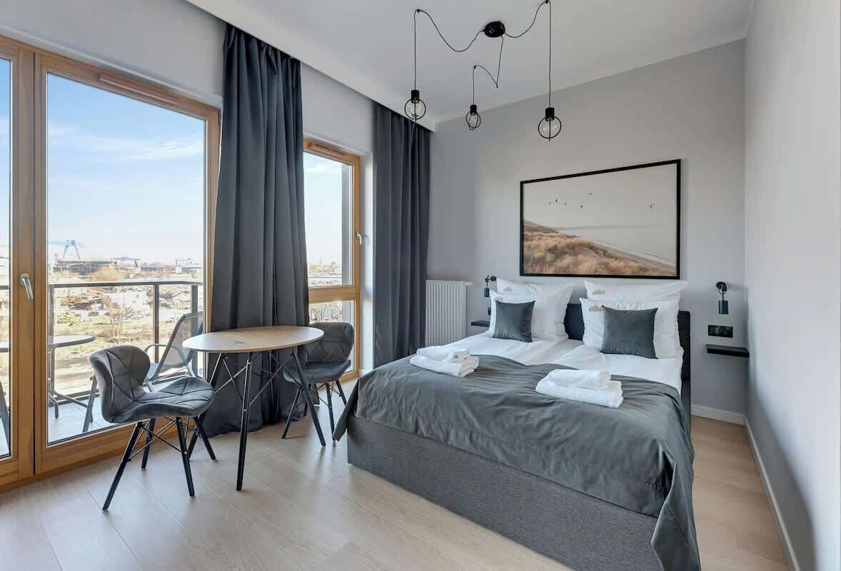 Tabla de planchar con plancha, cuna de viaje, wifi y ropa de cama