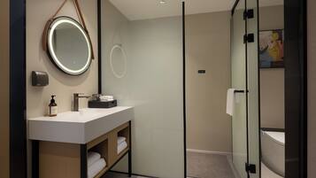 Habitación de lujo con 2 camas individuales, vistas a la ciudad | Baño | Ducha, artículos de higiene personal gratuitos y champú