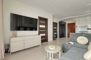 TV - Waterlane SPA F19 | Spa, Pool & Gym | Riverside (Gdańsk)