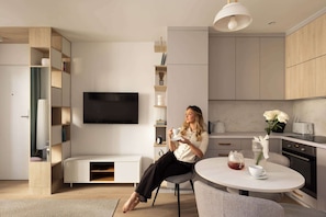Wasserkocher mit Kaffee-/Teezubehör, Kühlschrank, Mikrowelle, Ofen
