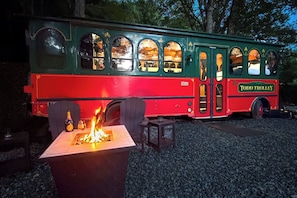 Un carrito estacionario con una chimenea integrada, identificado como 'Todd Trolley'.