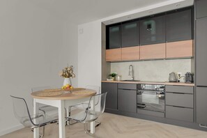 Wasserkocher mit Kaffee-/Teezubehör, Kühlschrank, Ofen, Herdplatte