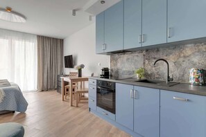 Wasserkocher mit Kaffee-/Teezubehör, Kühlschrank, Mikrowelle, Ofen