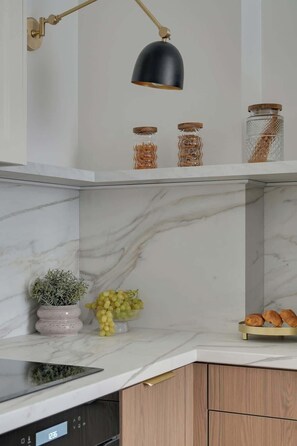 Wasserkocher mit Kaffee-/Teezubehör, Kühlschrank, Mikrowelle, Ofen