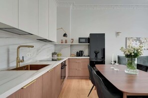 Wasserkocher mit Kaffee-/Teezubehör, Kühlschrank, Mikrowelle, Ofen