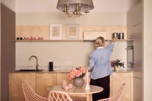 Wasserkocher mit Kaffee-/Teezubehör, Kühlschrank, Ofen, Herdplatte