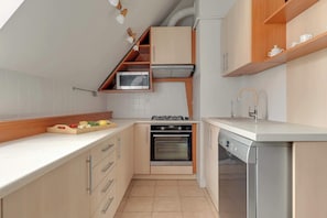 Wasserkocher mit Kaffee-/Teezubehör, Kühlschrank, Mikrowelle, Ofen