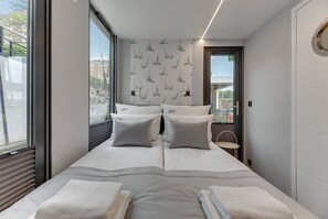 Iron/ironing board, travel crib, WiFi, bed sheets