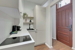Wasserkocher mit Kaffee-/Teezubehör, Kühlschrank, Mikrowelle, Herdplatte