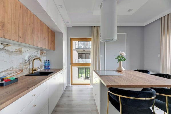 Fridge, oven, stovetop, dishwasher