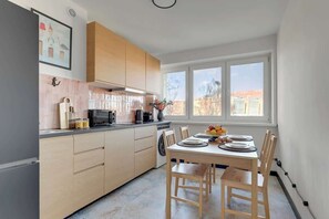 Kühlschrank, Mikrowelle, Herdplatte, Geschirrspüler