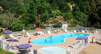Piscine avec vue sur le Lot | Sauna sur place