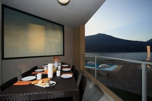 Apartment, Mehrere Betten, Bergblick (Apartment Maccagno) | Speisen im Freien