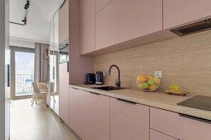 Wasserkocher mit Kaffee-/Teezubehör, Kühlschrank, Ofen, Herdplatte