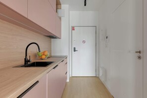 Wasserkocher mit Kaffee-/Teezubehör, Kühlschrank, Ofen, Herdplatte