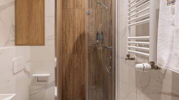 Shower, hair dryer, towels, shampoo