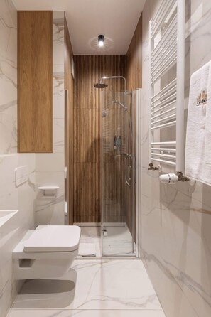 Shower, hair dryer, towels, shampoo - Rakowicka L453 | Air Conditioning | City View (Kraków)