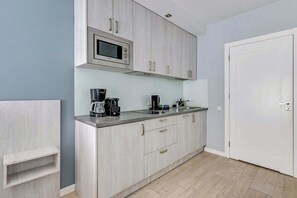 Wasserkocher mit Kaffee-/Teezubehör, Kühlschrank, Mikrowelle, Herdplatte